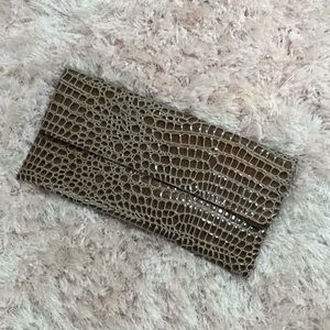 Mock-alligator magnetic snap clutch